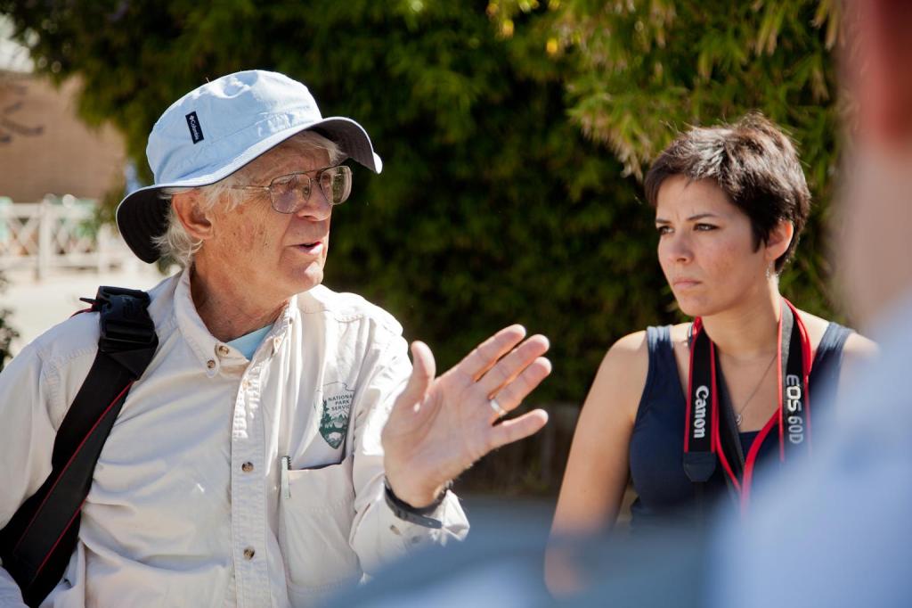 Dr. Cecil Schwalbe giving wildlife photography tips to magazine photography students. 